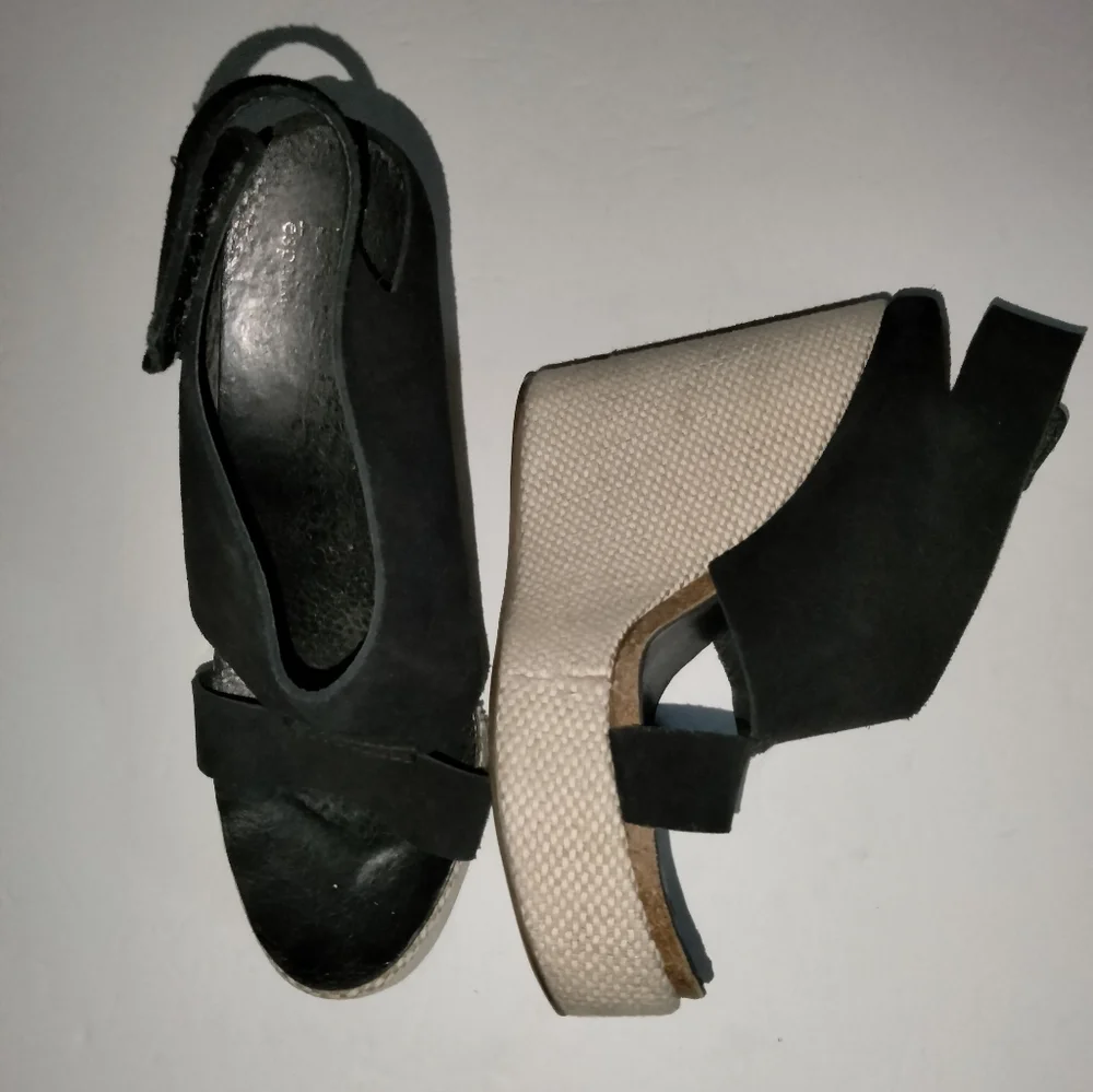 Pedro Garcia (Size 41) Black & Cream Ankle Strap Wedge Open Toe Sandals